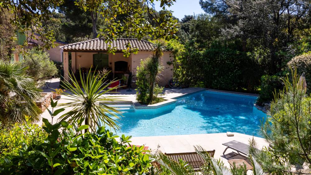 piscine et terrasse couverte-min