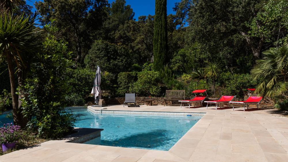 piscine et transats ok