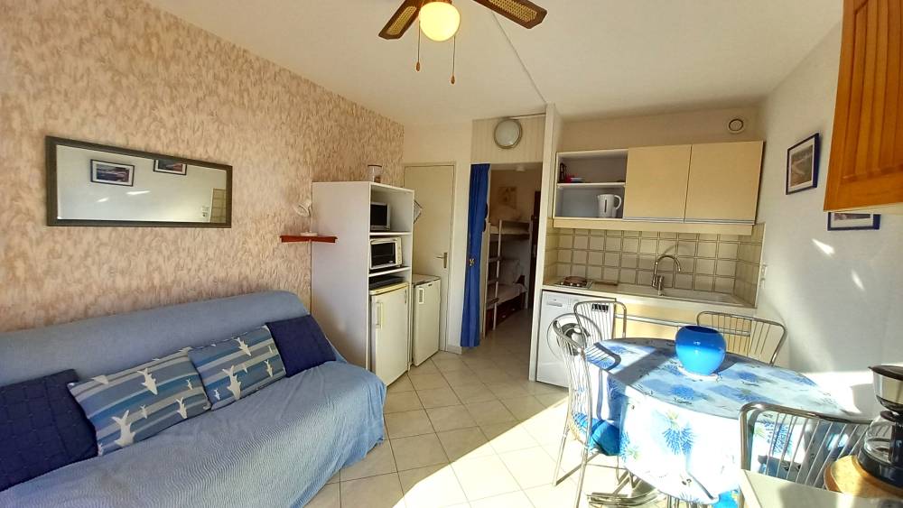 séjour et coin cuisine