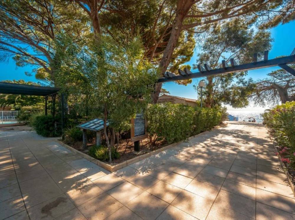 accès plage et restaurant de plage