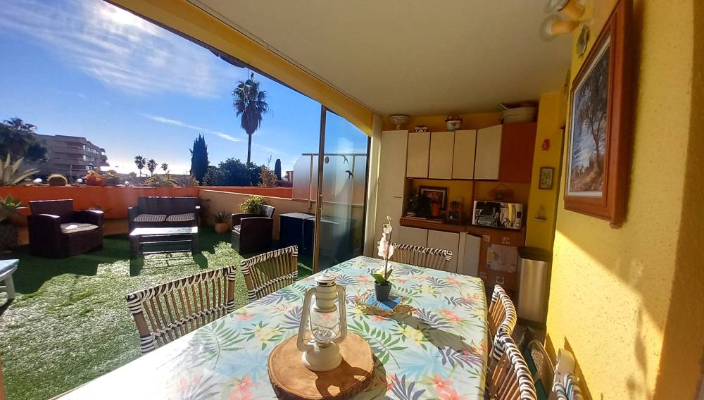 Loggia ouvrant sur terrasse solarium