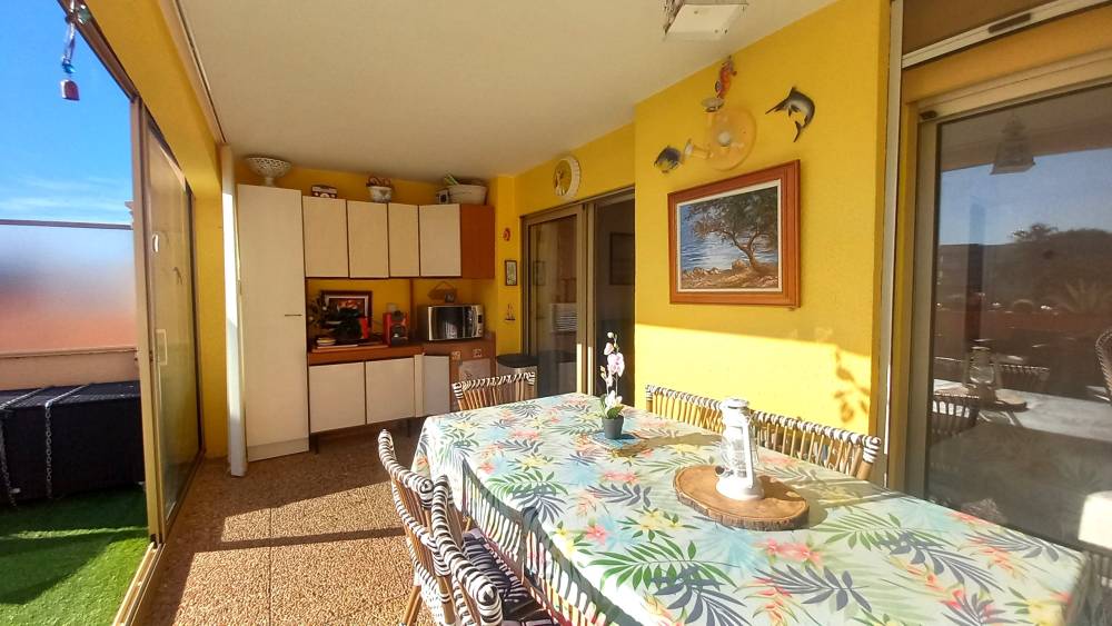 Loggia ouvrant sur terrasse solarium