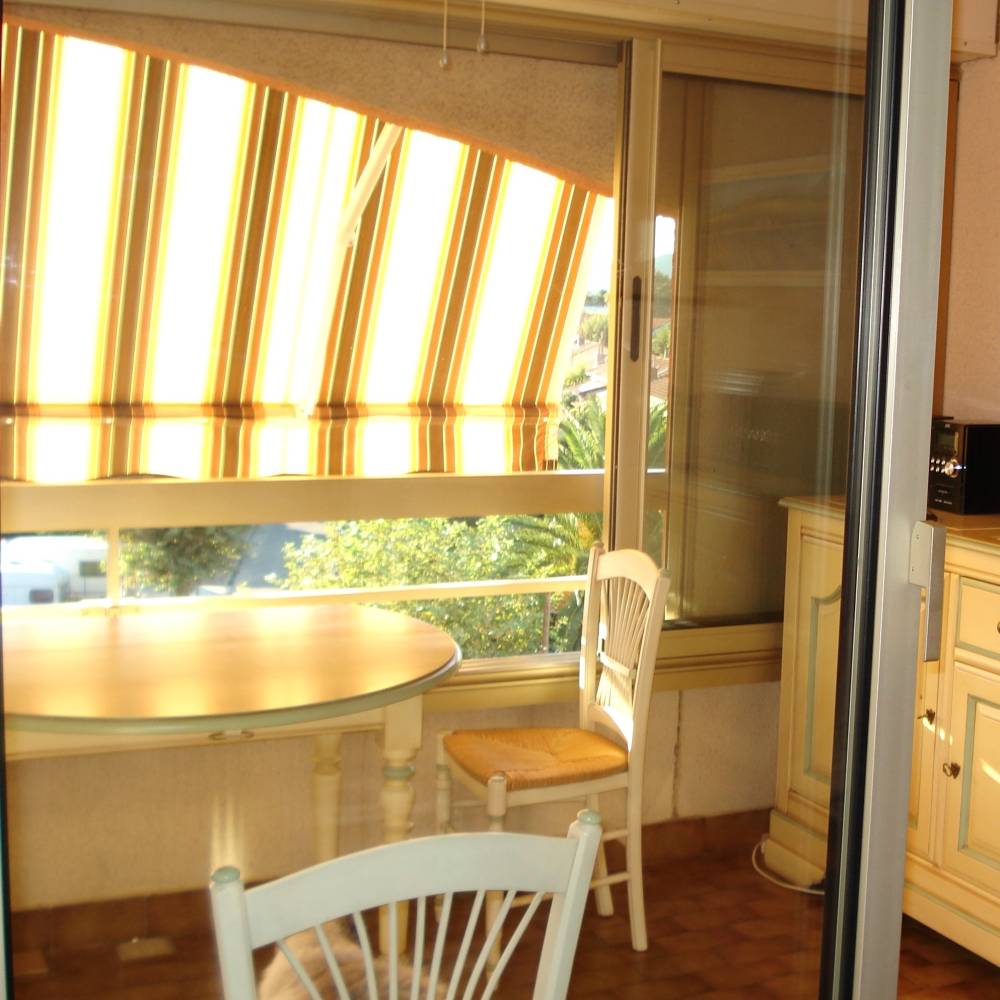 LOGGIA ET STORE BANNE carré