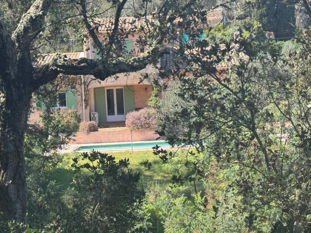 photo maison vue de la colline 1