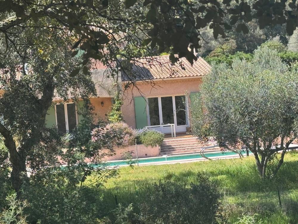 photo maison vue de la colline 2